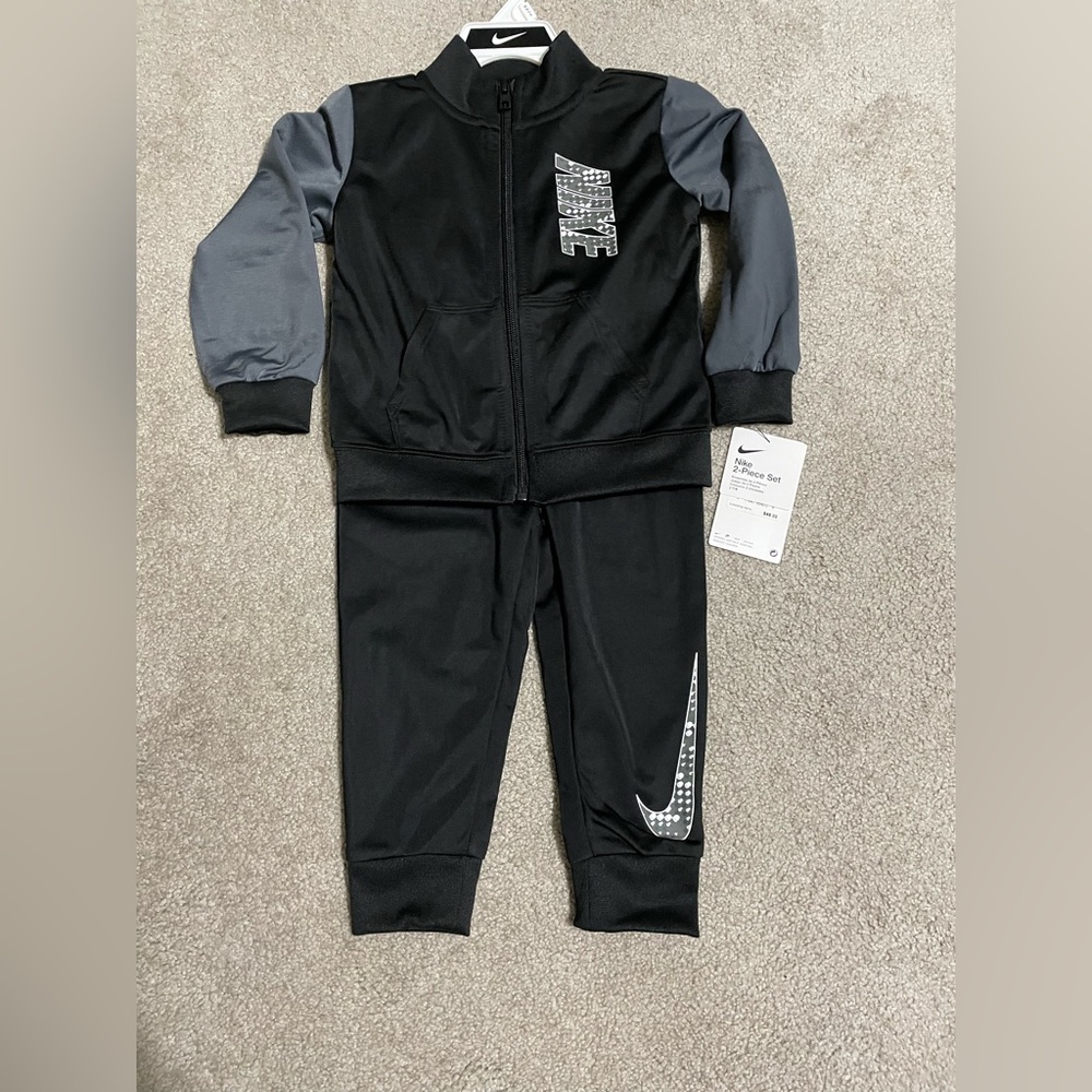 Nike ACTIVEWEAR 2 Pcs Set in Size 24 month Boys